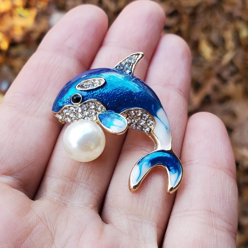 NWOT Whale Bejeweled Brooch Pin